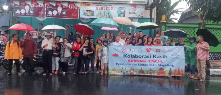 Ramadan di Magelang: Persaudaraan Lintas Iman Berbagi Takjil, Menginspirasi Kebinekaan